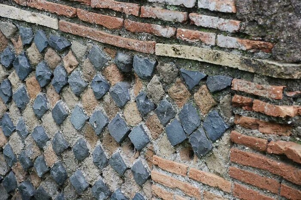 9. Стена в Остии-Антике; кирпичи здесь выложены по диагонали, по схеме Opus Reticulatum
