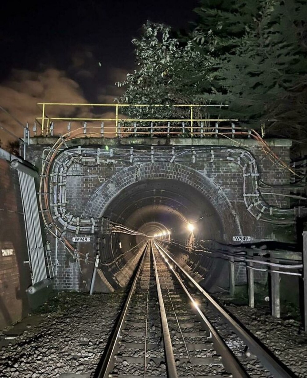 30. Вход в некогда самый длинный железнодорожный тоннель в мире. Северная линия лондонского метро