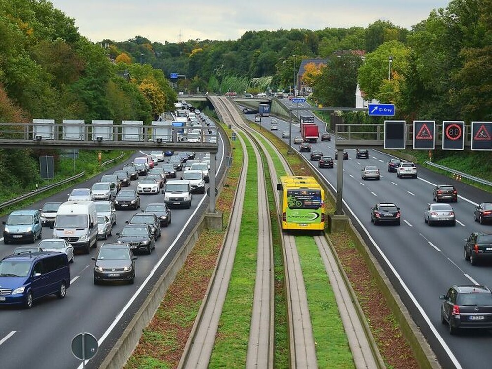 13. Выделенные полосы для автобусов посреди автобана A40 в Эссене, Германия