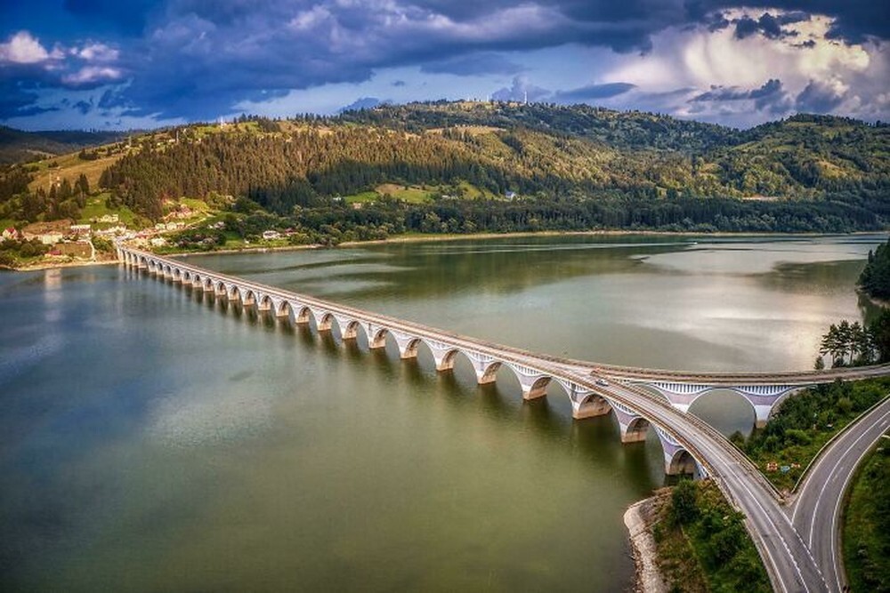 26. Мост через горное озеро в Румынии
