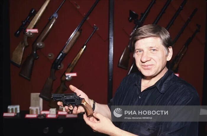 Продавец оружейного магазина в Москве. 1993 год.