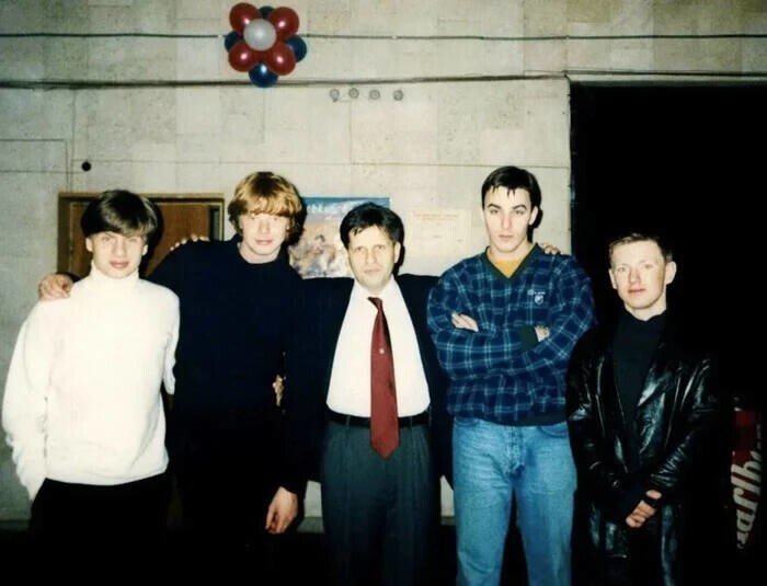 Группа «Иванушки International» с поклонниками, 1990-е годы.