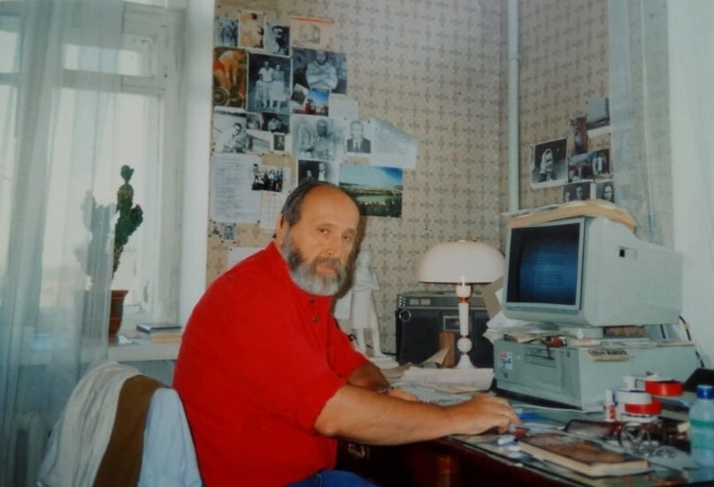 Олимпийский чемпион, тяжелоатлет Юрий Власов возле своего компьютера. Москва, 1990-е годы.