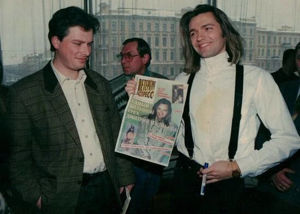 Дмитрий Маликов с газетой «ПЕТЕРБУРГ ЭКСПРЕСС», 1990-е годы.