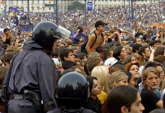 Зрители на концерте группы «Red Hot Chili Peppers» в Москве, 1999 год.