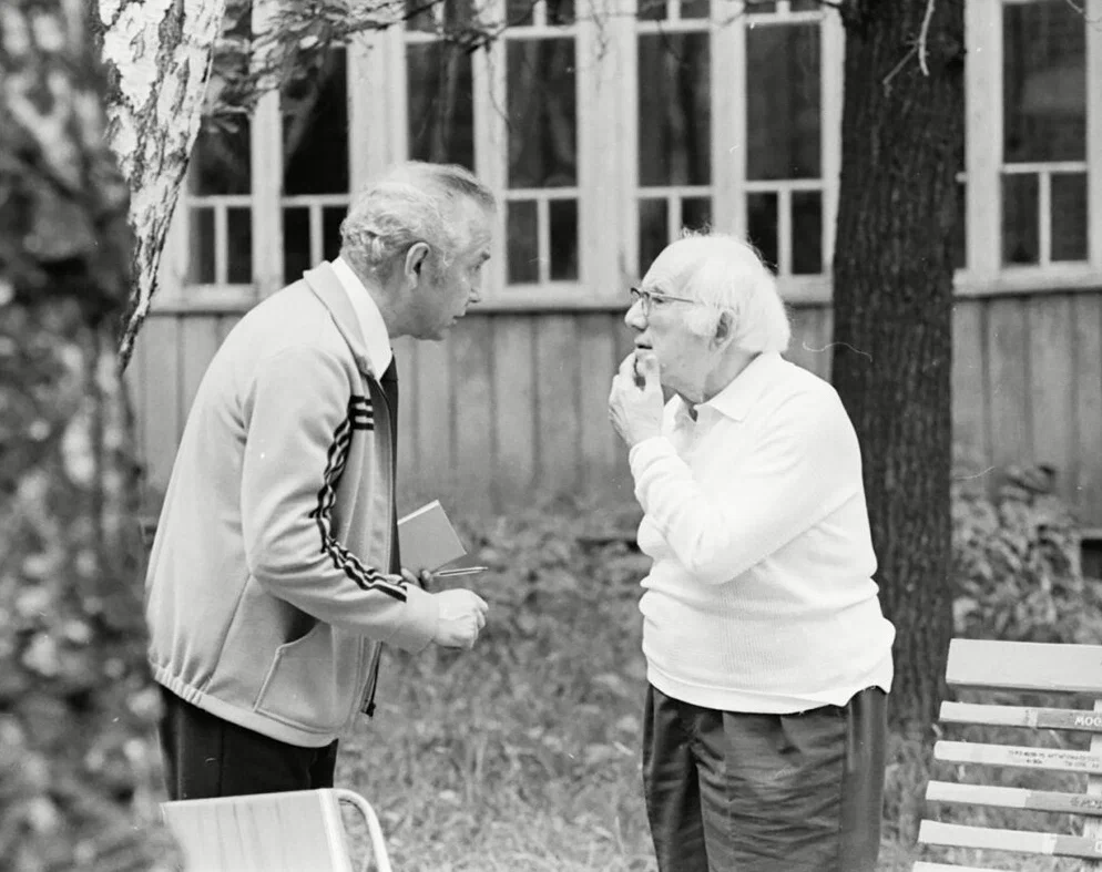 Советский актёр и режиссер Игорь Ильинский и спортивный журналист Борис Федосов у своих дач, 1970-е годы
