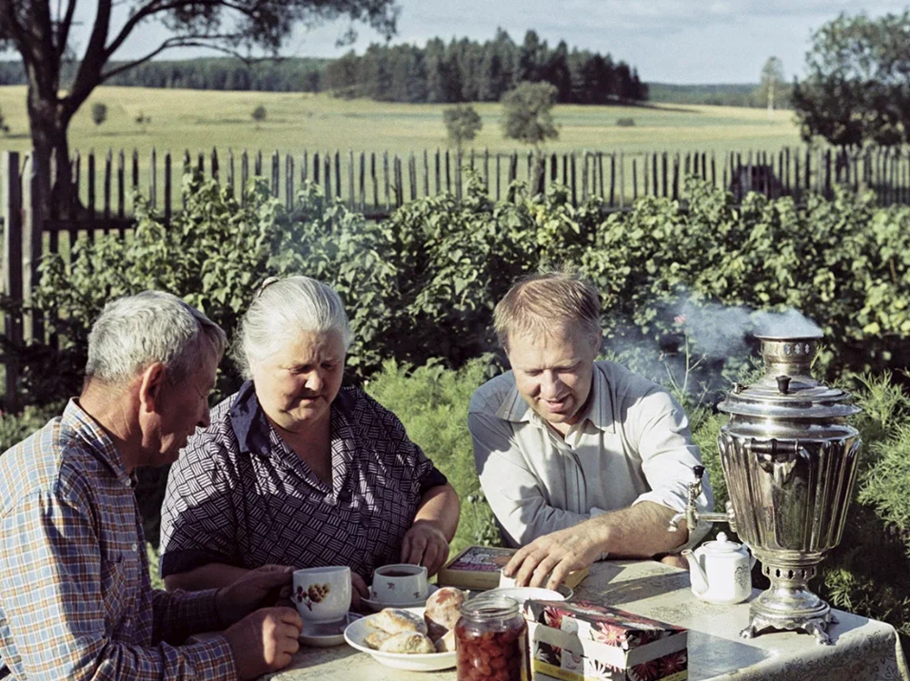 Олег Попов вместе со своими родителями во время чаепития на даче в деревне Орешки, Рузский район, 1968 год