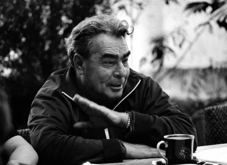 Леонид Ильич Брежнев за чаепитием на даче в Завидово, 1970 год