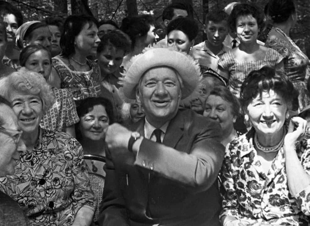 Рина Зеленая, Серафима Бирман, Корней Чуковский участвуют в празднике «Здравствуй лето!» на даче К. Чуковского в Переделкино, 1964 год