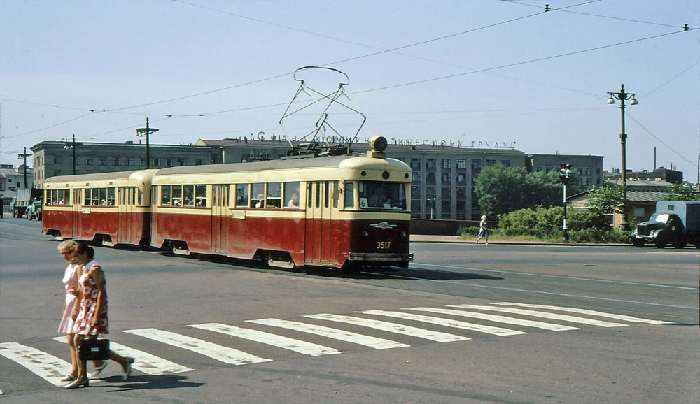 Трамвай 6 маршрута на перекрёстке Финляндского проспекта и Пироговской набережной.
