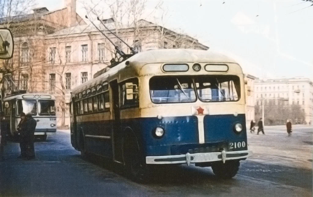 Троллейбусное кольцо на Ярославской улице около Смольного.