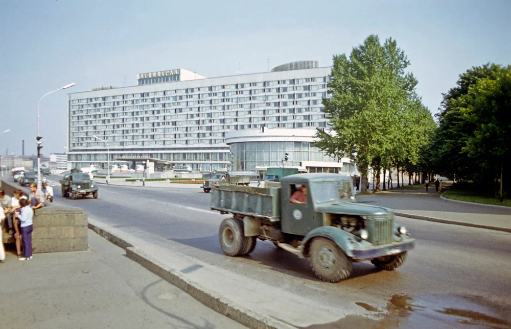 Пироговская набережная и открытая два года назад гостиница "Ленинград".