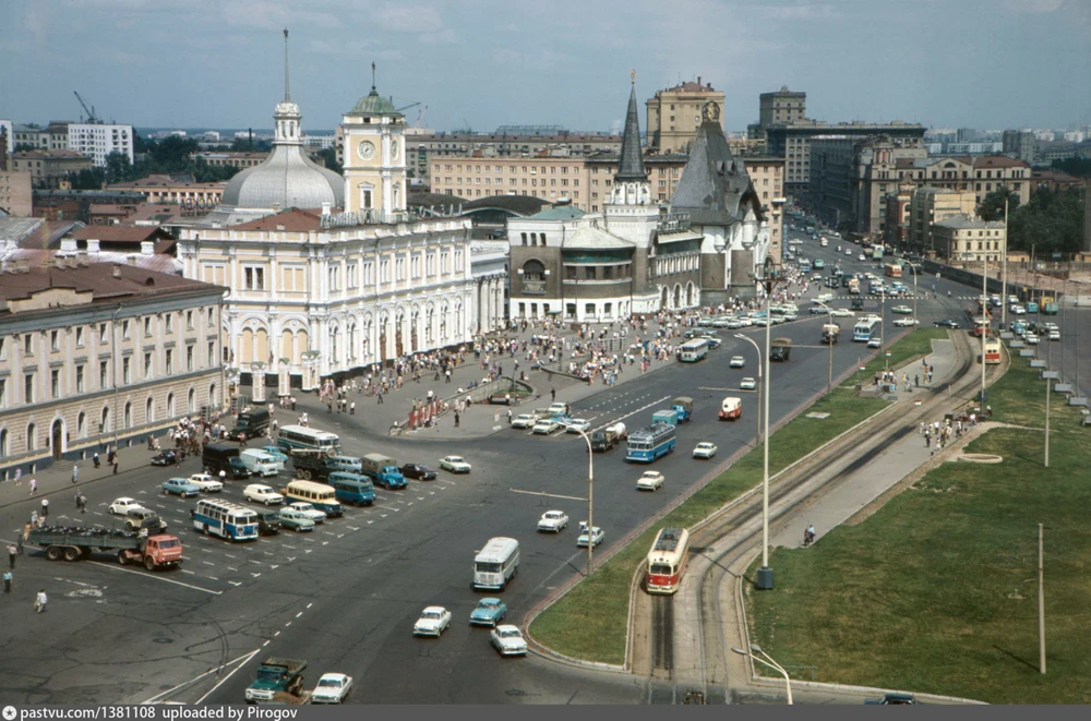 На Комсомольской площади можно рассмотреть практически весь автопарк СССР того времени.