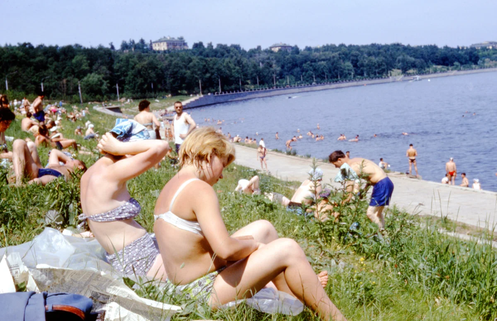 Пляж на Ленинских горах (ныне - Воробьевы горы). Лето 1972 года было очень жарким и столбик термометра поднимался до 35 градусов.