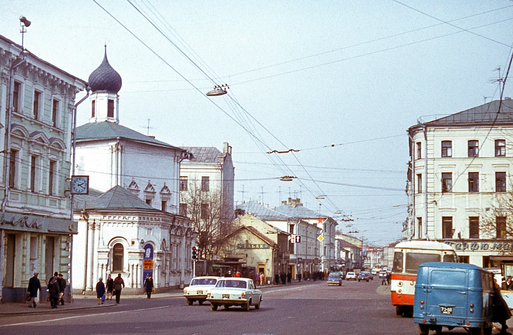А такими в 1972 году были Сретенские ворота.
