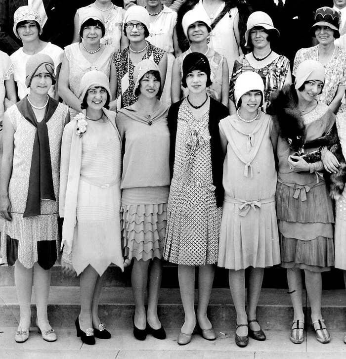 9. Девушки одетые для выпускного вечера в американской старшей школе в 1920 год