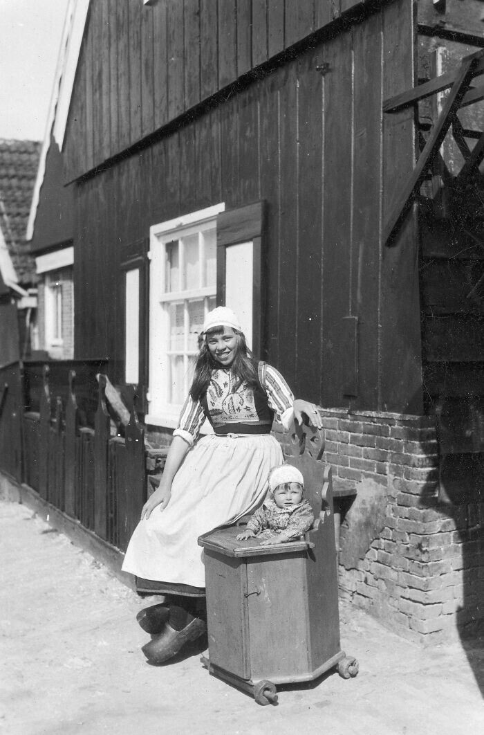4. Молодая голландская мать с ребенком в деревянной коляске, Нидерланды, 1929 год