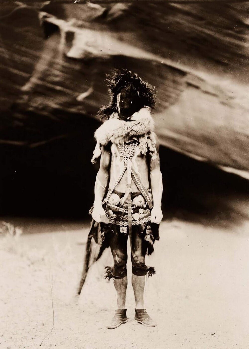 11. Мужчина племени навахо в церемониальной маске – фото Эдварда С. Кертиса, 1904 год