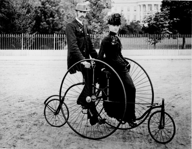 7. Пара, катающаяся на велосипеде перед Белым домом, 1886 год