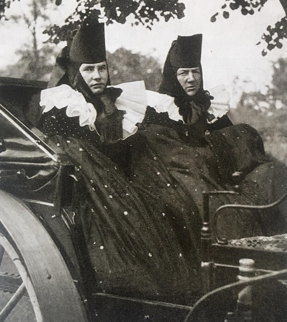 6. Жена и дочь фермера по дороге в церковь, Западная Германия в конце XIX века