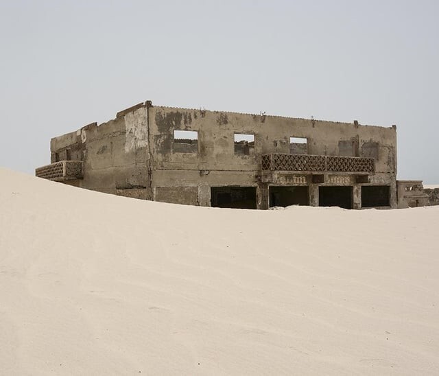 3. Засыпанное песком здание в городе-призраке под названием Ла-Гуэра
