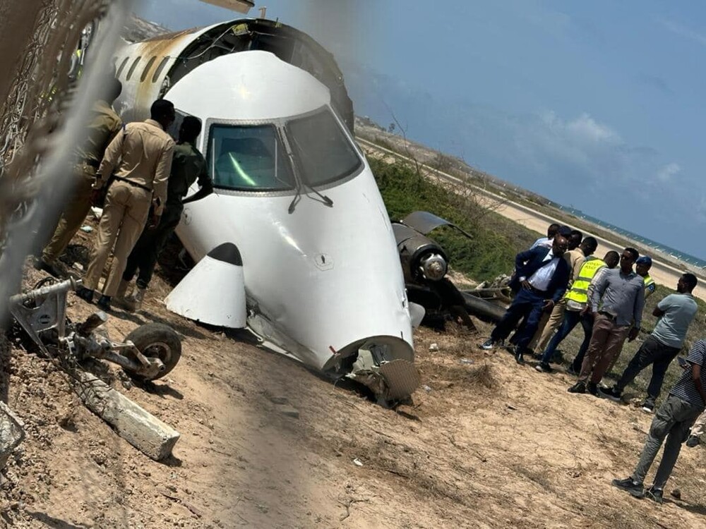 Жёсткая посадка пассажирского самолёта в Сомали попала на видео