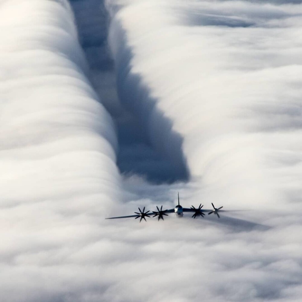 3. Самолет, разрезающий облако