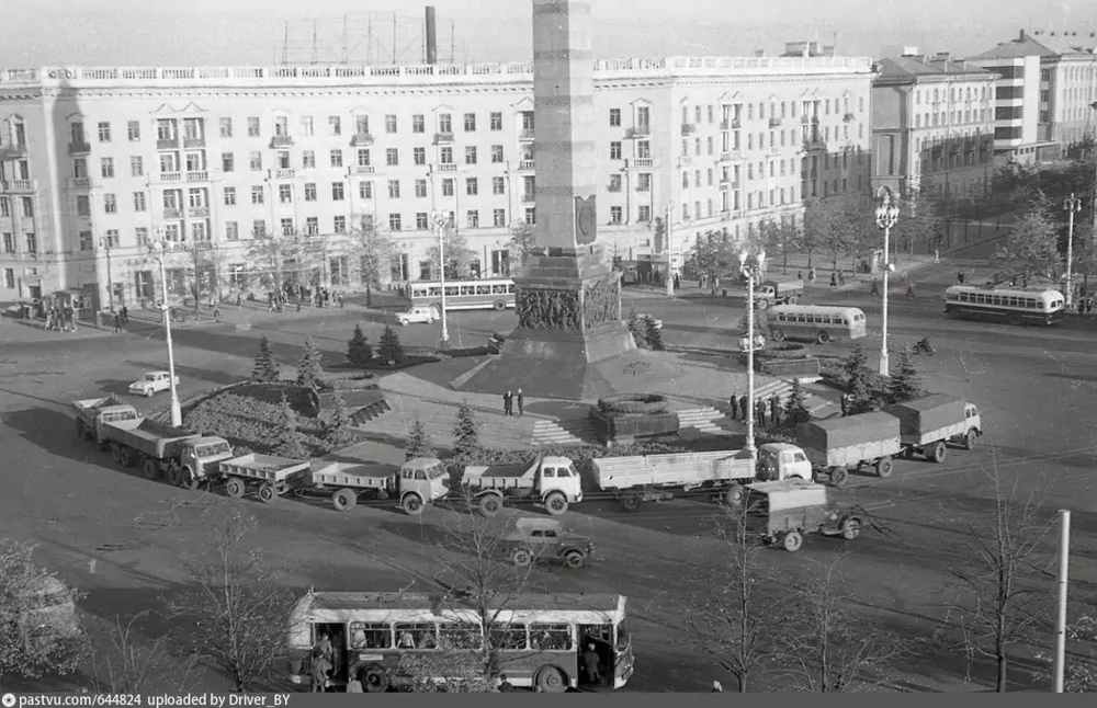 Минск (Белорусская ССР), площадь Победы, 1964-1965 год. На снимке видна продукция Минского автомобильного завода (МАЗ) и другой транспорт.
