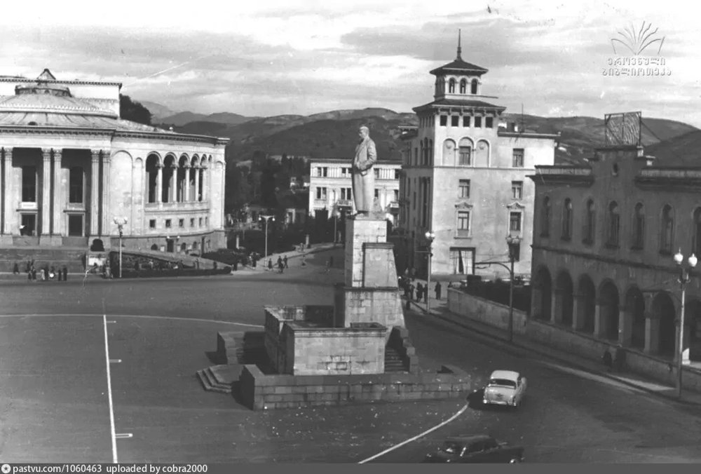 Кутаиси Грузинской ССР, памятник Сталину на Центральной площади, 1970-е годы. 