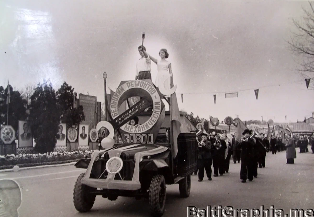 Бельцы (Молдавская ССР), праздничная демонстрация, 1950-1960-е годы.