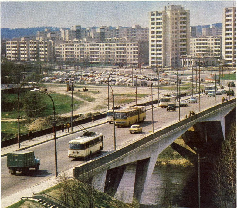 Вильнюс. Мост через реку Нярис, 1980-й год. Транспорт тех лет.