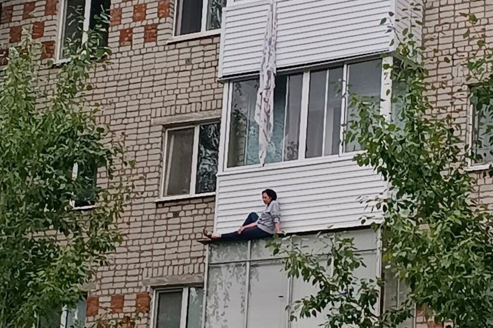 В Пермском крае женщина решила спуститься с пятого этажа по простыне