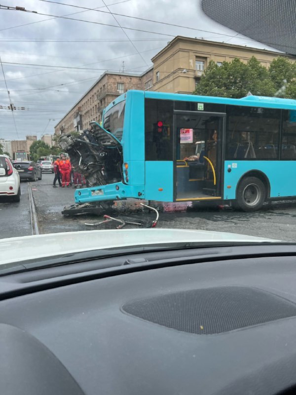 В Петербурге у автобуса вывалился двигатель из-за проезда по яме
