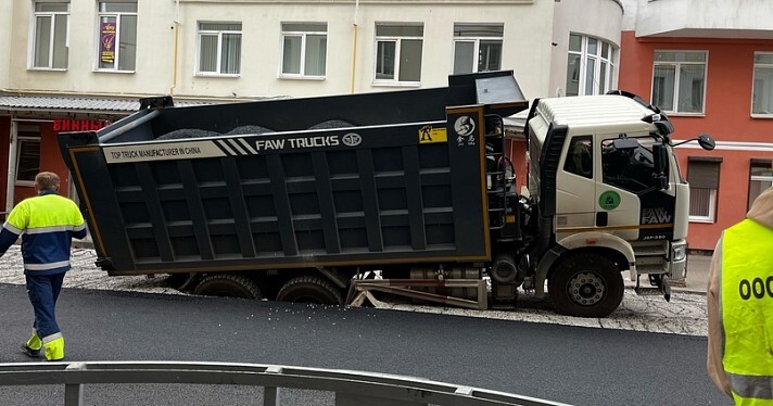 В Ярославле грузовик с асфальтом провалился в яму под асфальтом