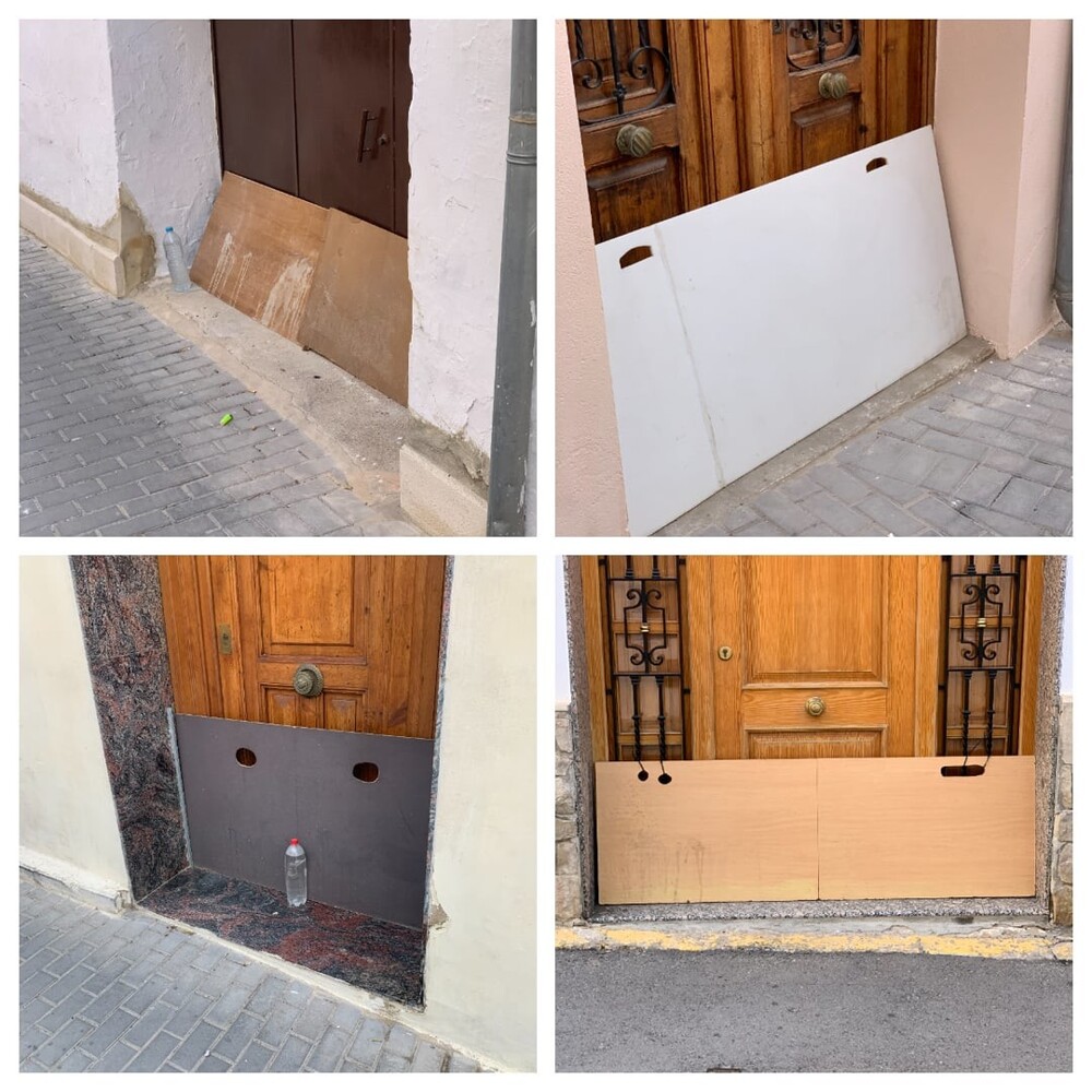 11. В маленьком испанском городе увидел деревянные или пластиковые доски перед дверями, интересно для чего они?
