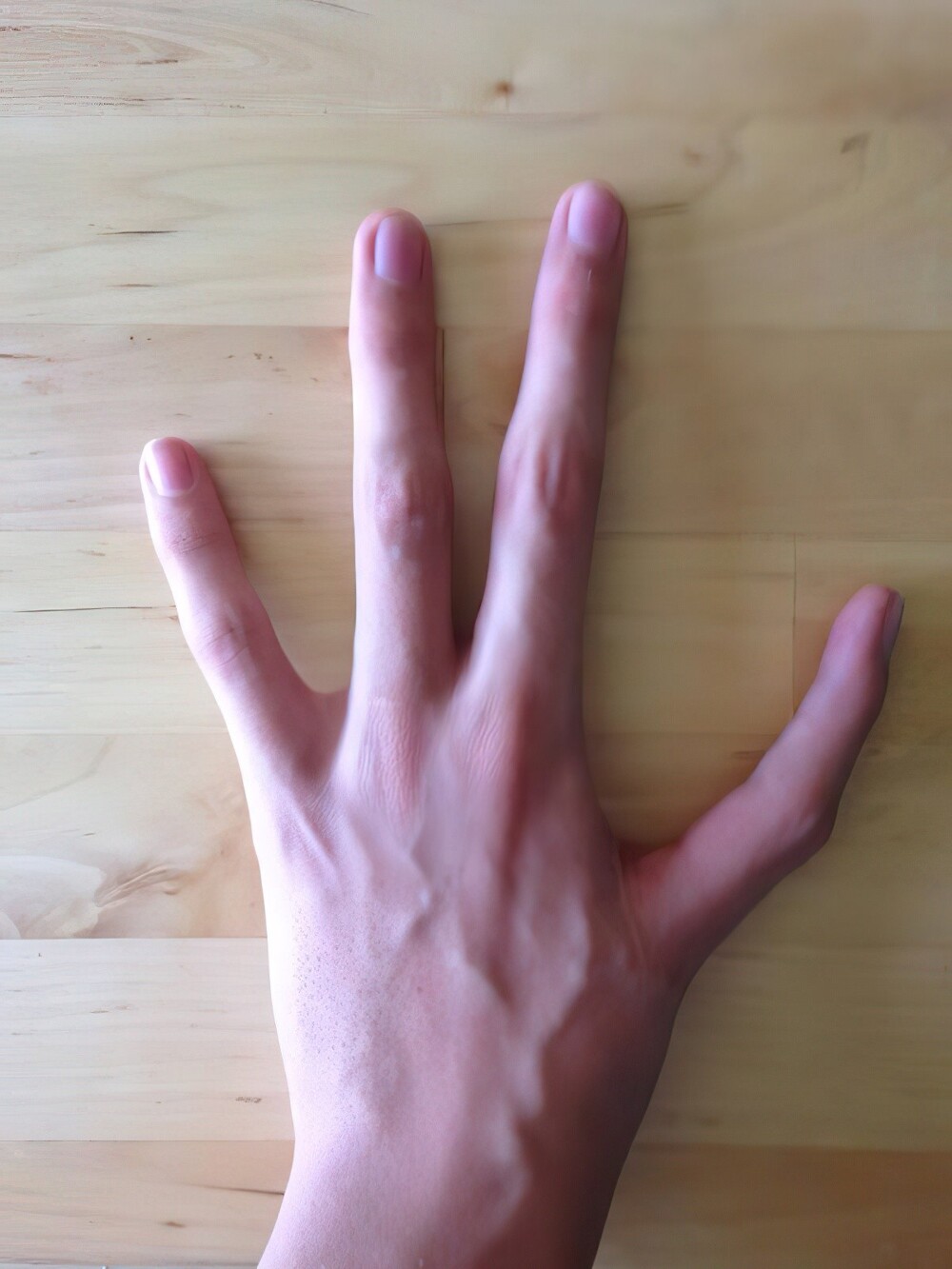 8. Четыре пальца на левой руке, указательный вместо большого