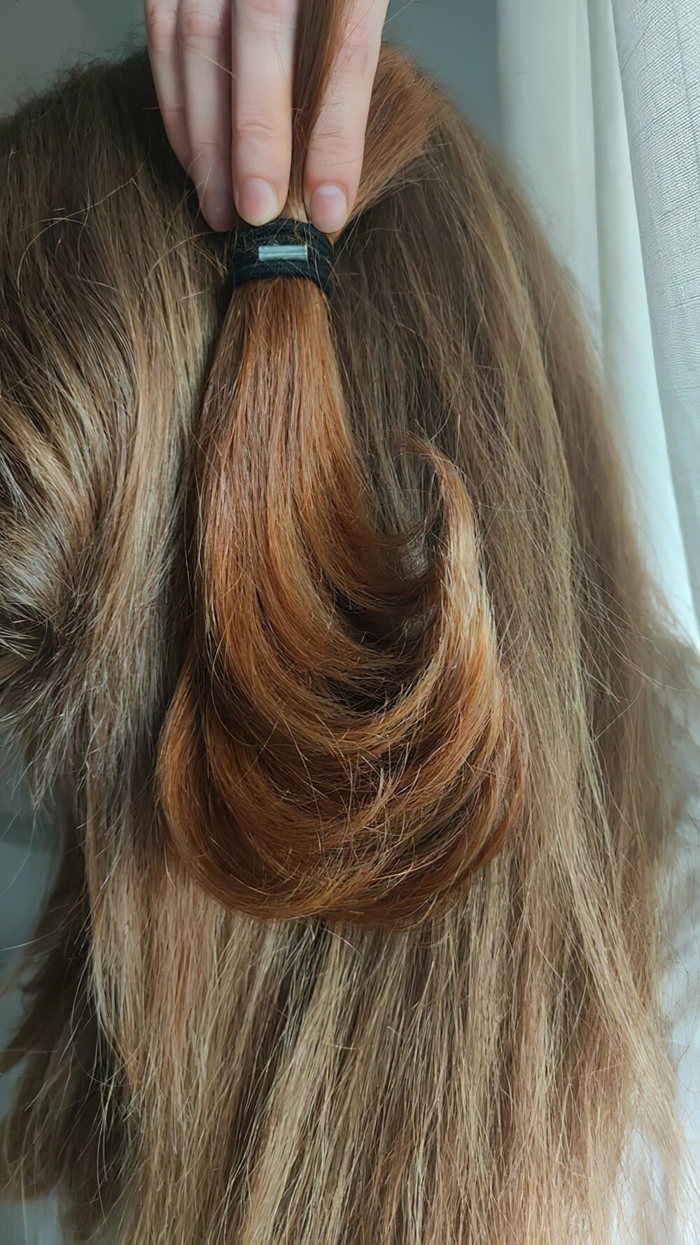 4. Рыжие волосы этой женщины потускнели за последние 11 лет, о чем свидетельствует более тёмная прядь волос, отрезанная в 16 лет