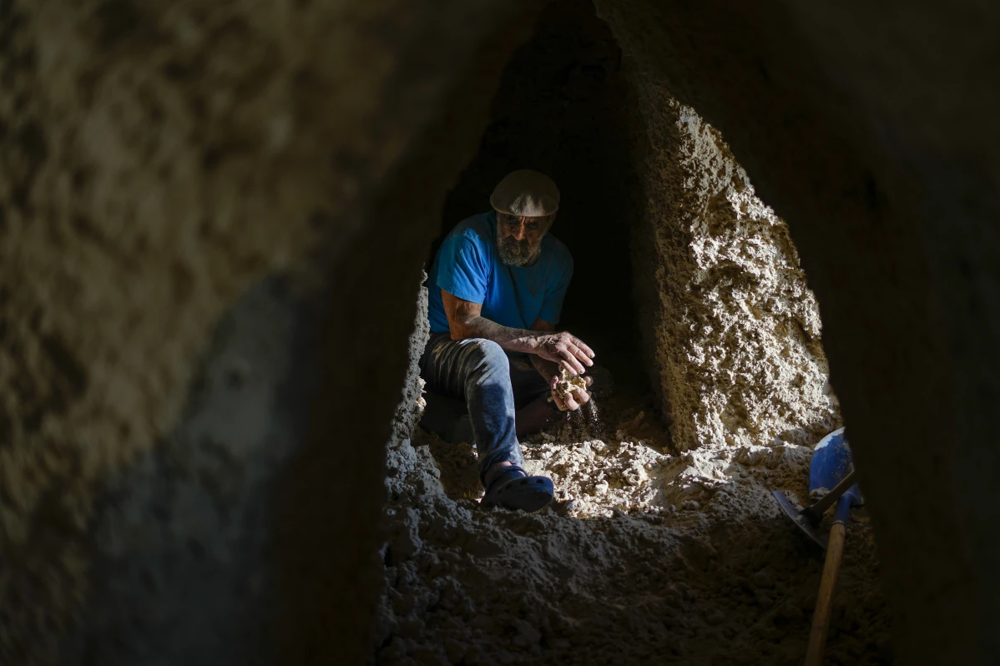 77-летнего отшельника решили выгнать из его пещеры