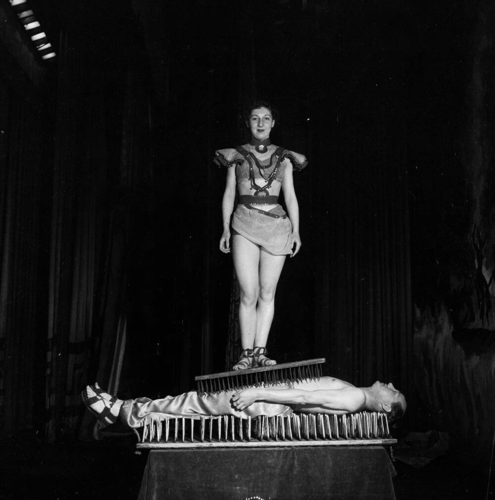 7. Факир исполняет трюк с сотнями гвоздей,1955 год
