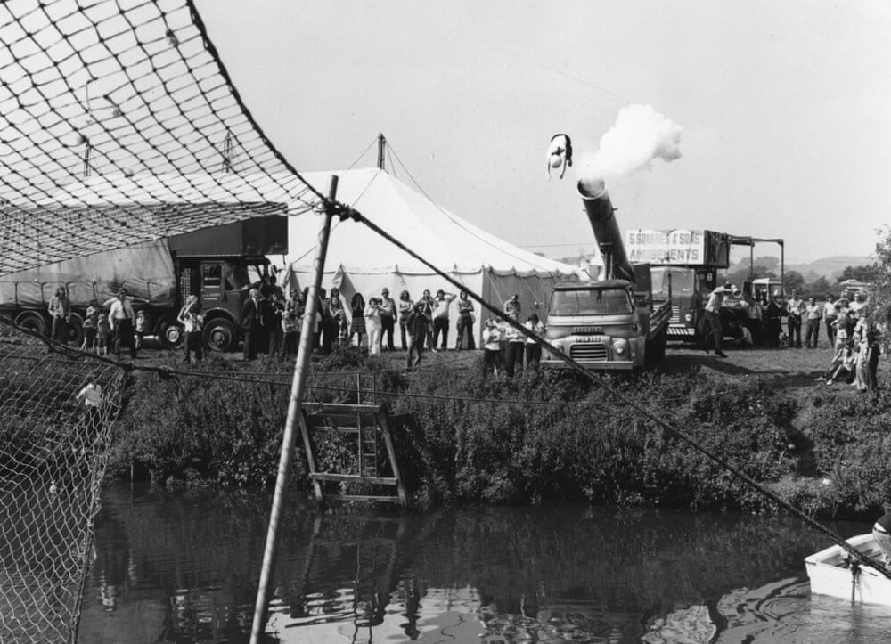 14. Мэри Коннорс в виде пушечного ядра, выпущенного через реку Эйвон в Бристоле, август 1974 года