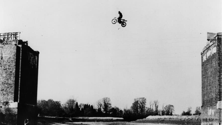 2. Эдди Кидд, английский мотоциклист-каскадер, прыгает через 24-метровый демонтированный пролет железнодорожного моста для фильма «Хэви Металл». Эссекс, Англия, 1979 год