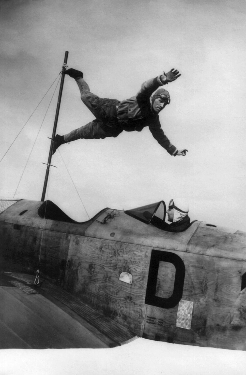 15. Воздушный акробат Шиндлер демонстрирует один из своих трюков на самолете, 1927 год