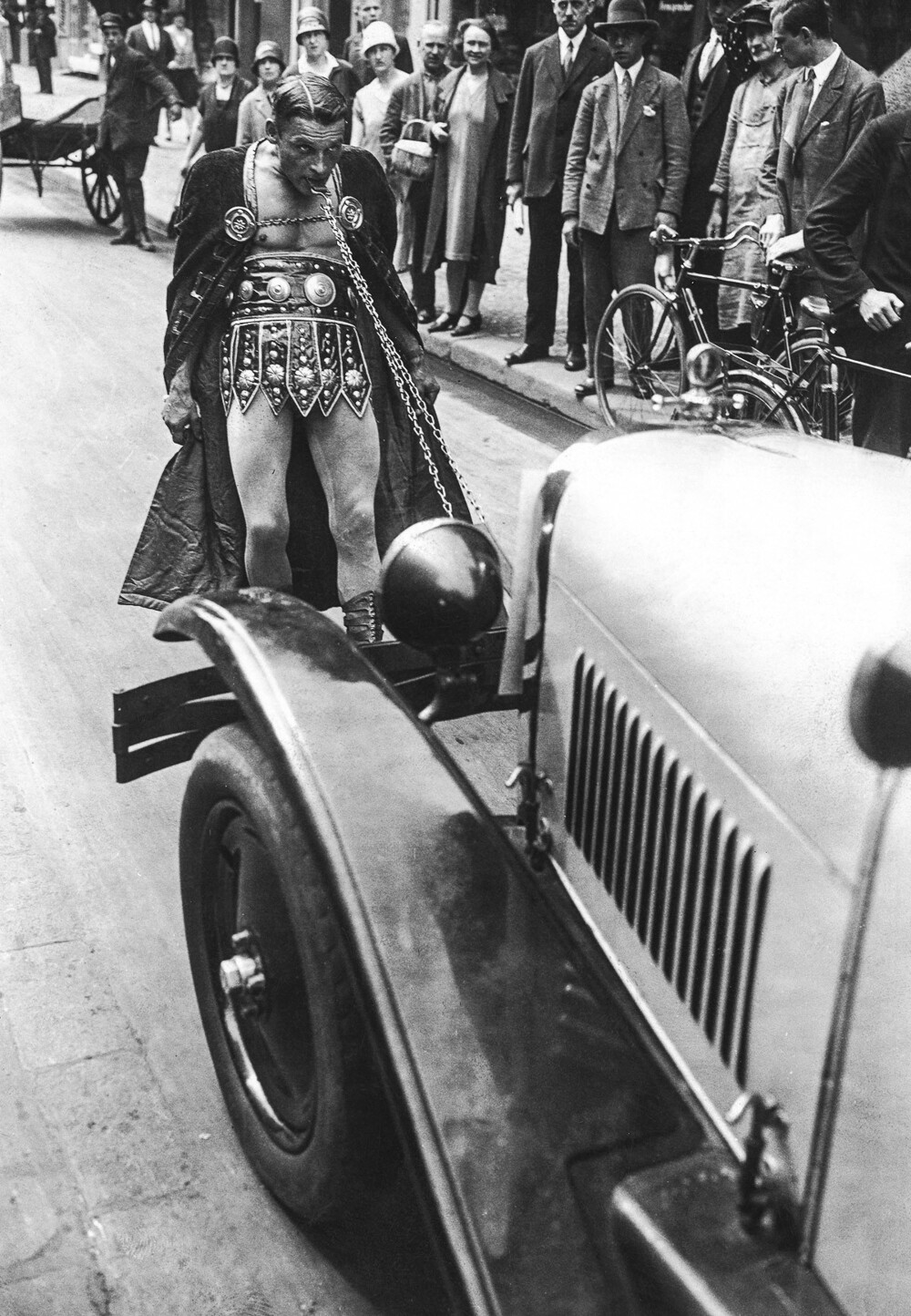 6. Цирковой силач Стефан демонстрирует свою мощь, буксируя автомобиль зубами, Берлин, 1925 год