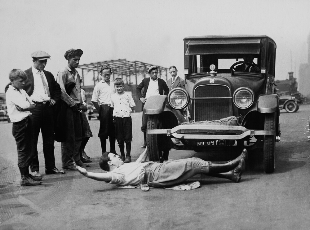 5. Гален Гоч под колёсами автомобиля готовится к чемпионату мира среди силачей в Нью-Йорке, 1920 год