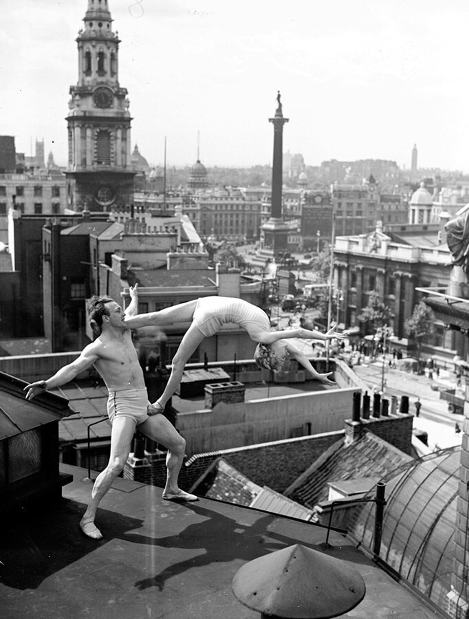 10. Танцоры-акробаты репетируют на крыше здания возле Трафальгарской площади, 1938 год