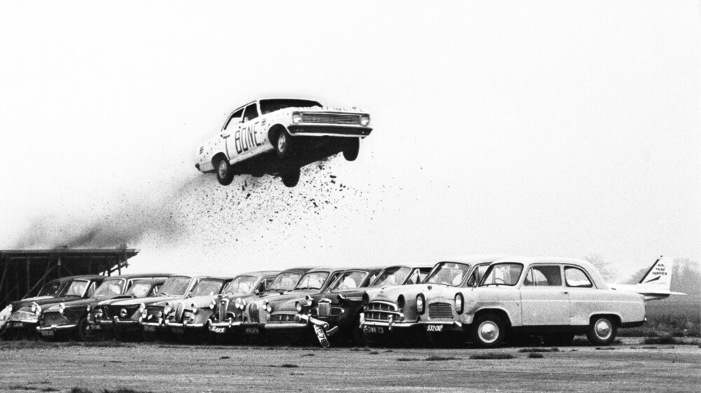 3. Водитель-трюкач Кит Боуэн перелетает на своей машине через 13 припаркованных автомобилей и бьет мировой рекорд на ипподроме Транкстон, Англия, 14 ноября 1975 год