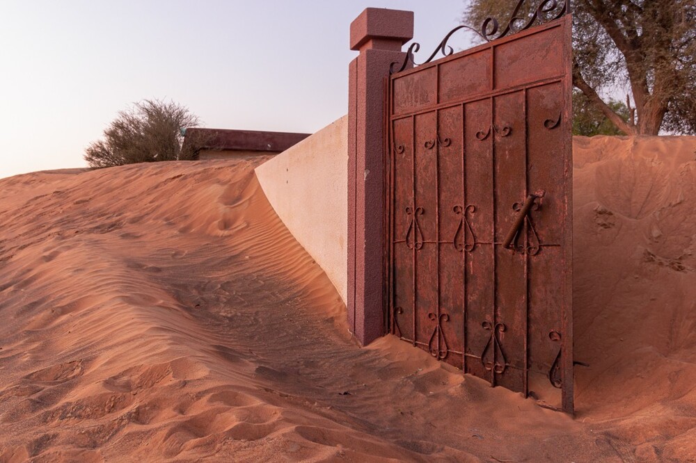 Призрачная деревня Аль-Мадам, навечно застывшая в песчаных объятиях пустыни