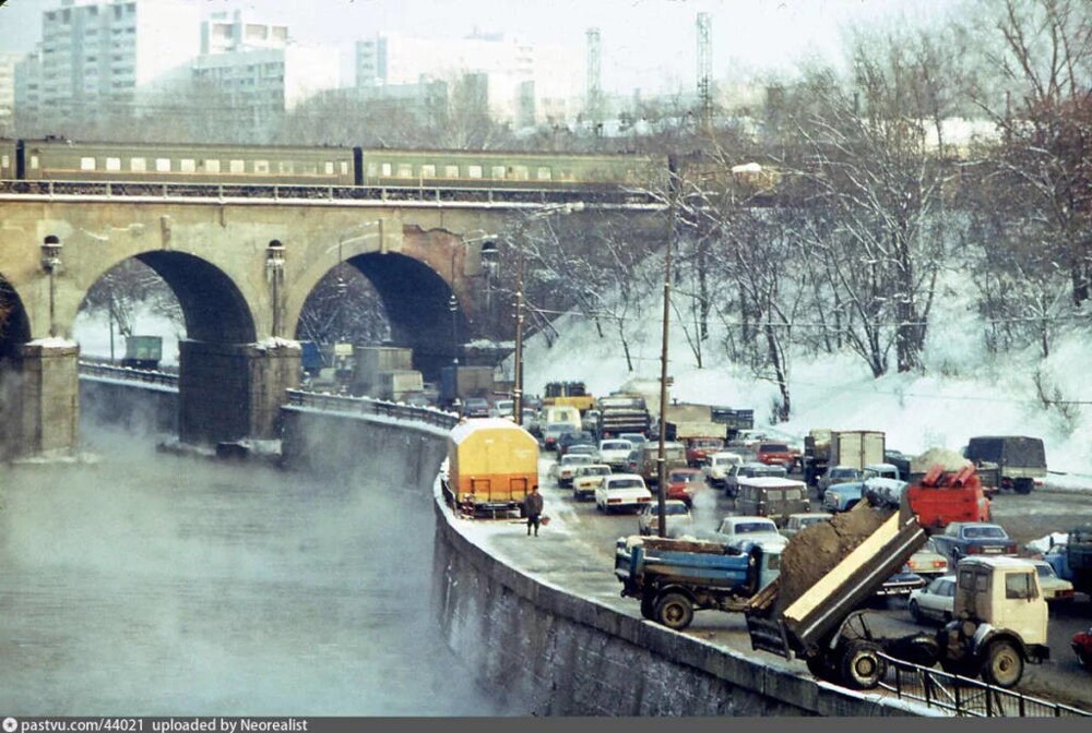 Москва, 1994. Андроньевская наб. мост Курской ж/д. Самосвалы сбрасывают снег прямо в Яузу