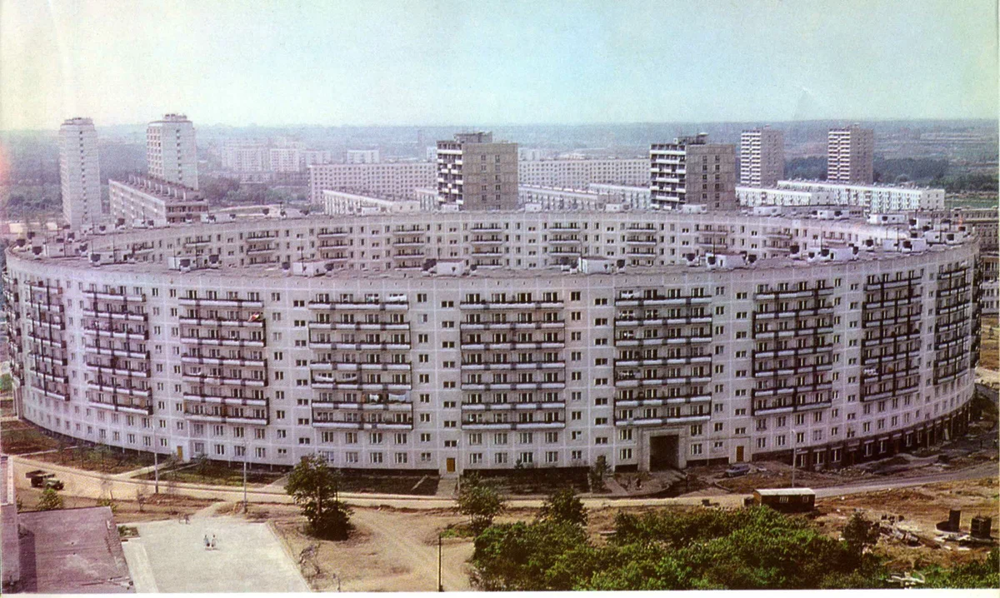 В прошлом выпуске был процесс постройки "круглого дома" в Матвеевском. Ну а в 1973 году он уже был полностью готов.