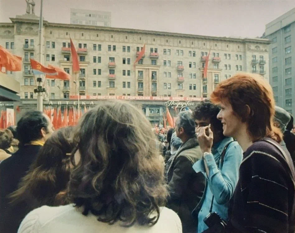 1 мая в Москве: на улицах столицы прогуливаются Дэвид Боуи и его бэк-вокалист Джефф Маккормак.